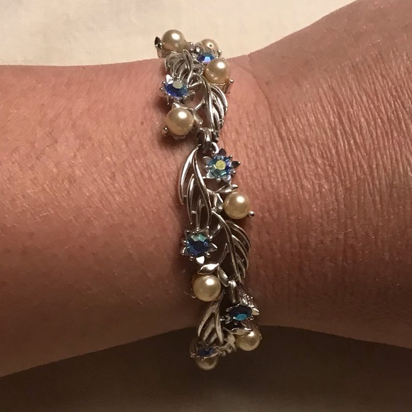 Lisner Jewelry - Beautiful Vintage Lisner Bracelet